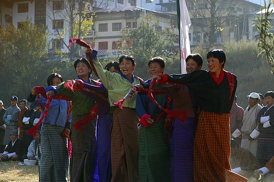 Cheerleaders raz the other team's bowmen.