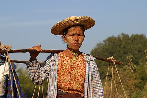 Woman with her hat.